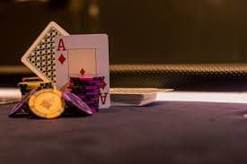 Tampilan live dealer baccarat dan roulette di meja topan 4d